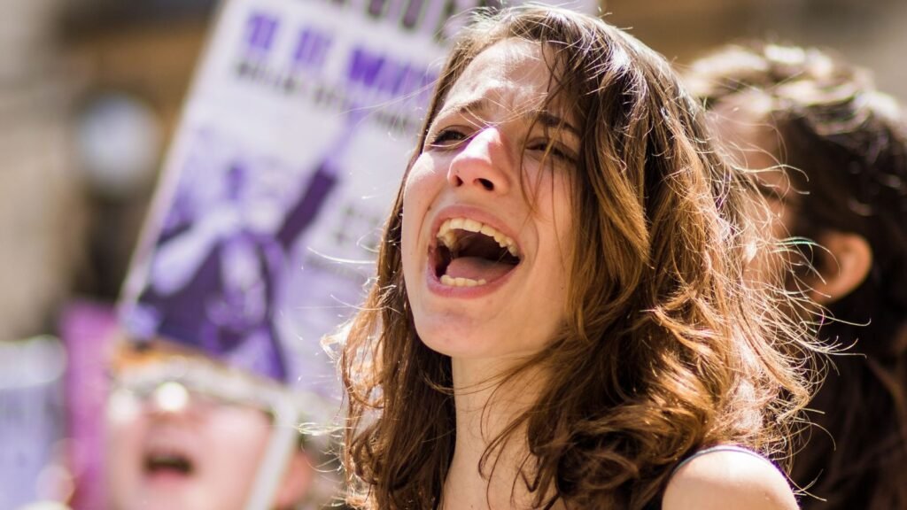 La trampa invisible: pobreza, dependencia y violencia contra las mujeres Eje Global