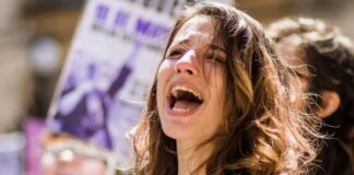 La trampa invisible: pobreza, dependencia y violencia contra las mujeres